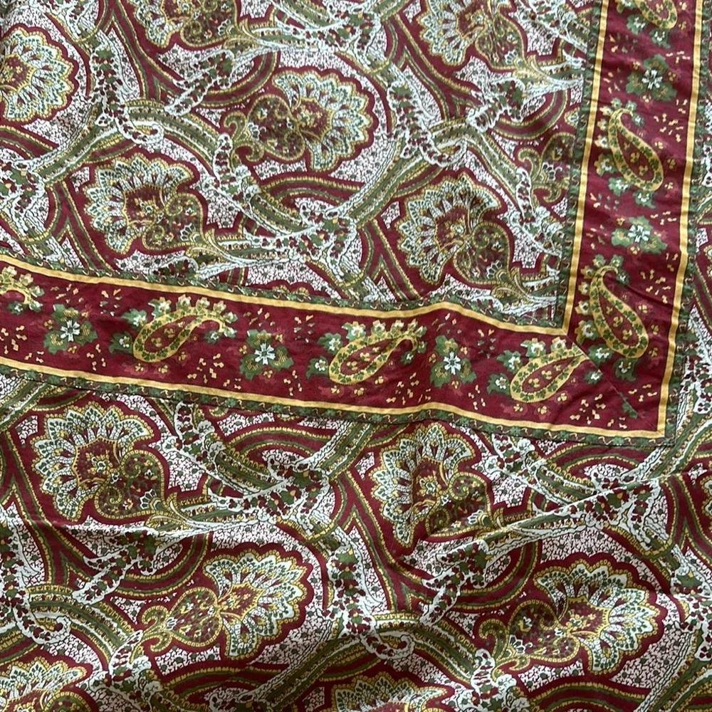 Williams Sonoma 100% cotton beautiful Elegant Paisley Patterned tablecloth